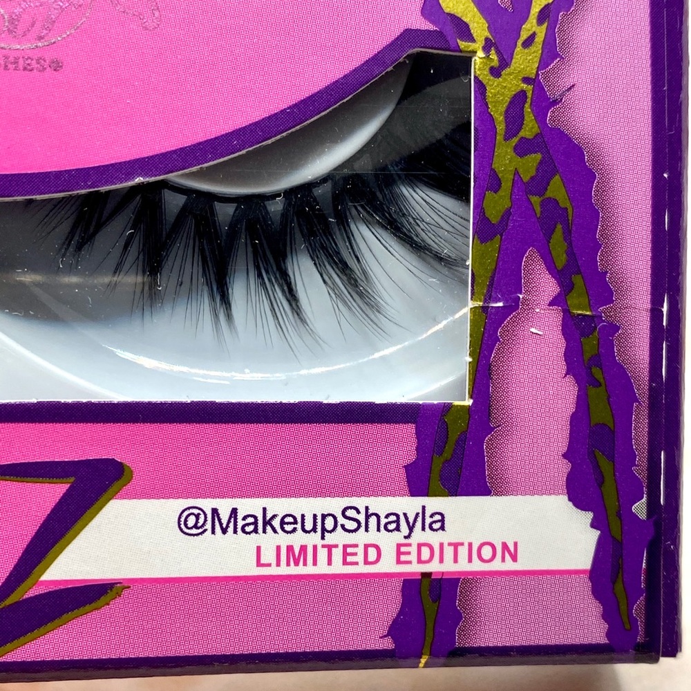Limited Edition Flutter Lashes - Picture 3 of 4